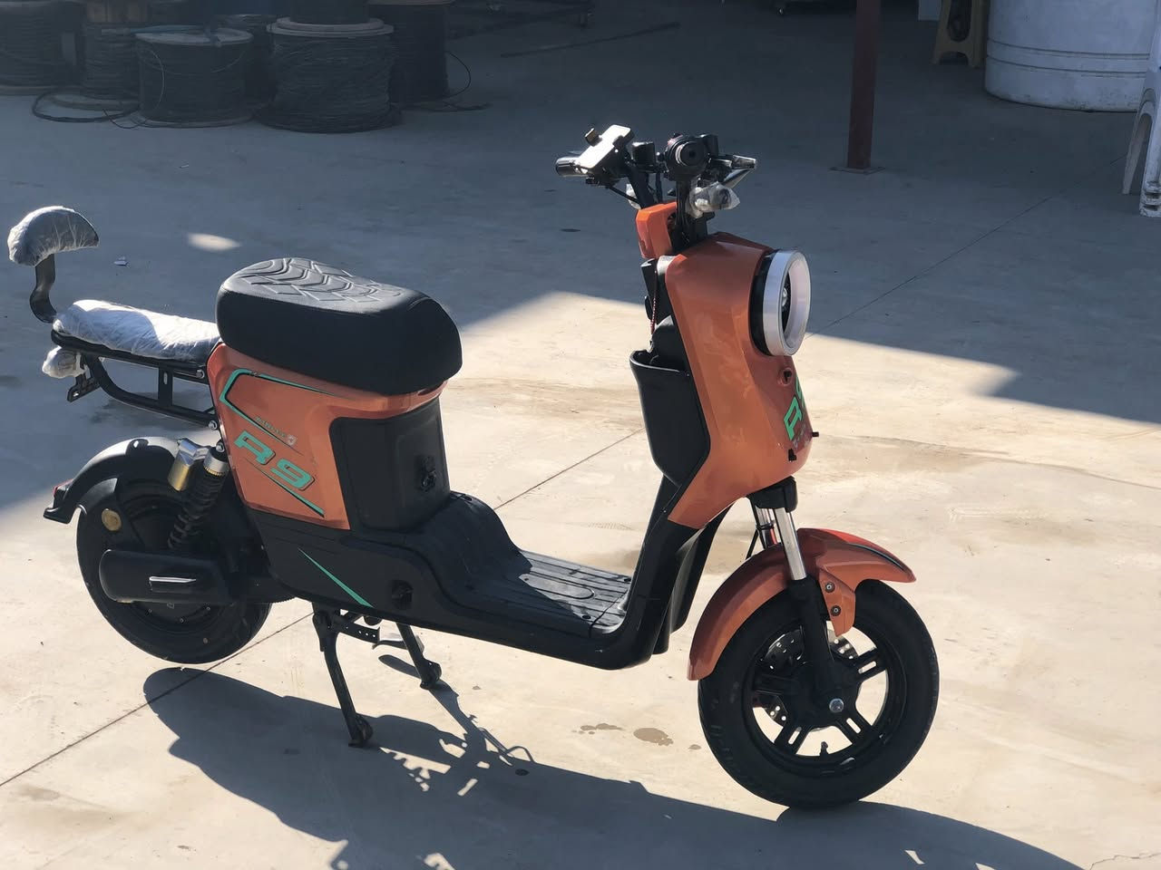 سلام عليكم
R9
جديدة 
بلاتوث 
بطاريت 5
نضام بك
نضام يوسبي
قفل ستيرن 
مكان بغداد ببشام 
السعر ٤٧٥
الستفسار 
***********
