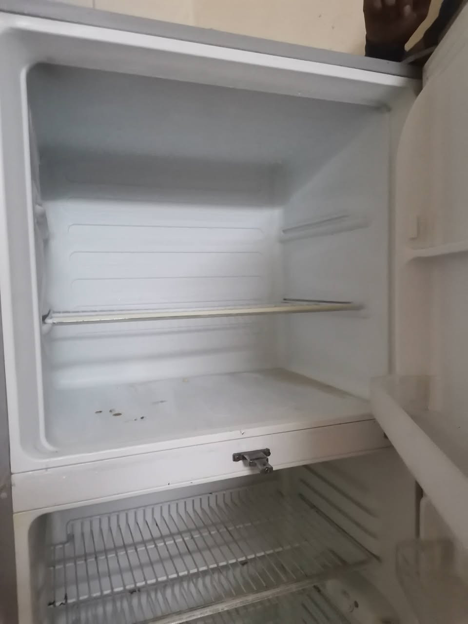 ثلاجه للبيع 150 ***********
