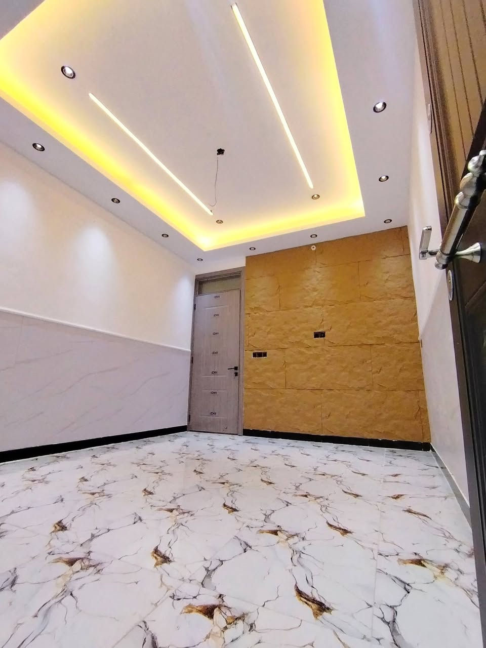 🏡 دار للبيع – جاهز للسكن
📍 الموقع: بعقوبة – تقاطع القدس – دور الزراعة الثانية.
🔹 المساحة: 100 م²
🔹 الواجهة: 5 م
🔹 النزال: 20 م
🔹 طابق واحد
مواصفات الدار:
استقبال وغرفة معيشة . صالة مع مطبخ.
غرفة نوم . منور . دورة مياه داخلية وخارجية.
بيتونة كبيرة سكاي لايت .
التشطيبات والديكورات:
واجهة فوم تركي حديثة . أبواب قاصة ثقيل عالية الجودة . سقوف مغربي مع إنارة بروفايل عصرية . تغليف الجدران ببديل الرخام والحجر الديكور . أرضيات بورسلين درجة أولى.
تنفيذ متقن ومواد ذات جودة عالية.
الدار جاهز للسكن مباشرة.
الخدمات المتوفرة: 
✅ ماء ✅ مجاري ✅ تبليط ✅ كهرباء
✅ إنارة شارع
📄 نوع العقار: طابو زراعي – سند 25.
📞 للاستفسار ومعرفة السعر والتفاصيل أكثر، يرجى الاتصال على الأرقام التالية أو مراسلتنا على الخاص.
✨ فرصة مميزة للراغبين بالسكن في منطقة هادئة ومخدومة بالكامل.
وسام اللهيبي ***********
ياسر فارس حسين ***********
مكتب الجزيرة لبيع وشراء الأراضي والدور السكنية
