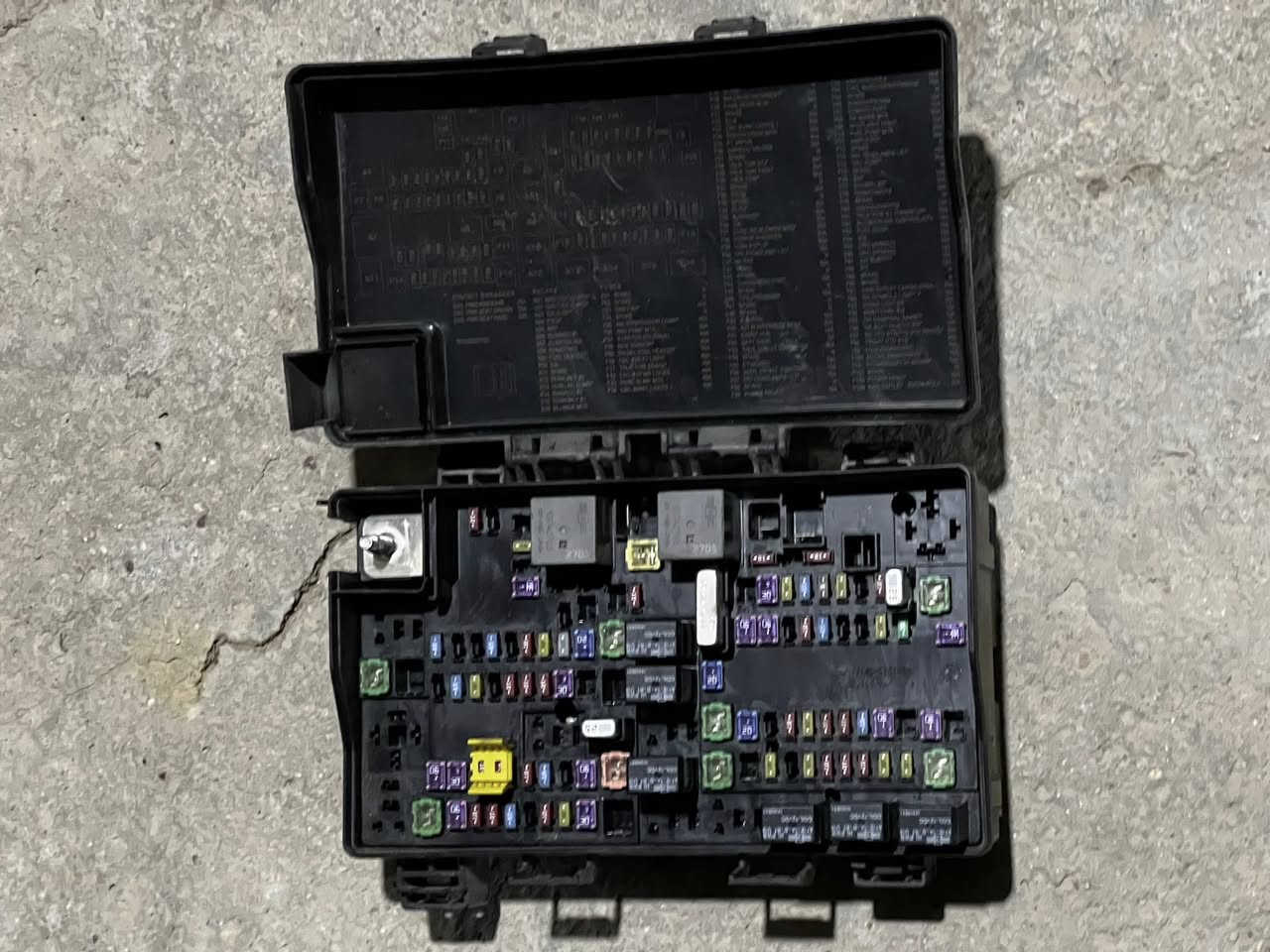 قاعدة فيوزات جيب + دورنكو من 2014 لحد 20 اصليه مال تفصيخ كامله هيه والكتفات والفيوزات السعر 200 الف ***********
