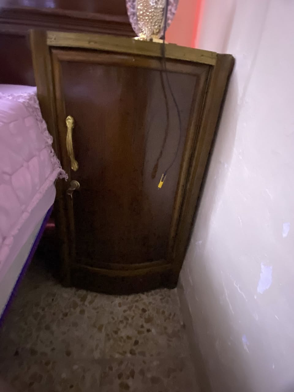 السلام  عليكم عندي غرفه أخشاب صاج عراقي نضيفه وقويه كنتور ٦باب مع ملحق وميز تواليت وجربايه مع الدوشك وتعلاكه  السعر ٤٥٠وبيه مجال المكان بغداد الأمين الثانيه راسه المعلمين مجمع ال٤٠٠


**إذا كنت صاحب هذا الإعلان وتريد حذفه لأي سبب، رجاءا أرسل رسالة إلى الدعم الفني**