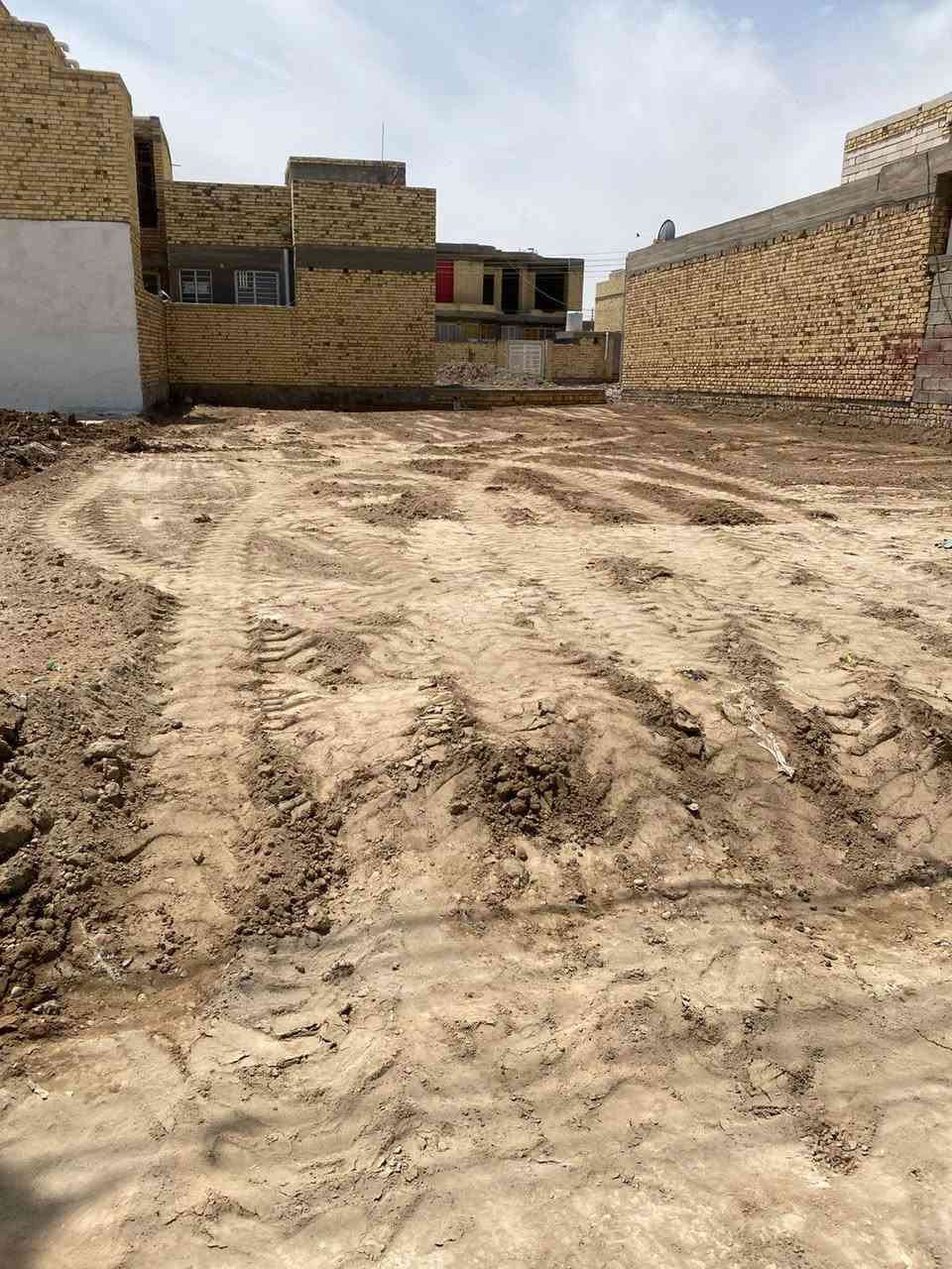 بسم الله الرحمان الرحيم
قطعة للبيع مساحة 260 موقع القطعة على السايدين مشروع الماء في حي الامير 
رقم الهاتف ***********
***********

