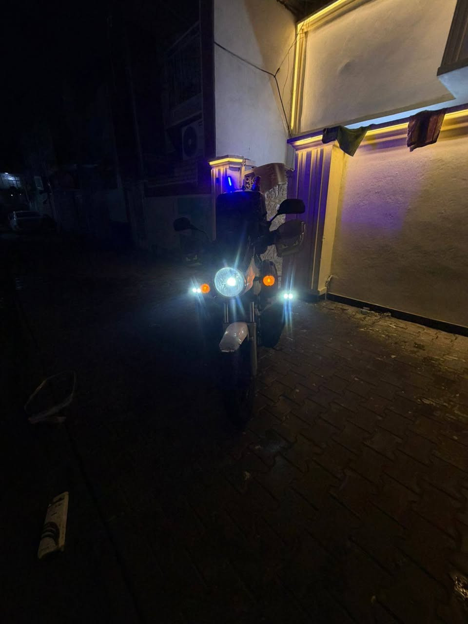 السلام عليكم
اقرء المنشور زين قبل الاتصال هاي 
دراجه بوكسر كلاسك لون ابيض  
مديل ٢٠٢٢ اصل 
رقم بغداد بسمي تحويل مباشر 
الدراجه من الشركه لحد الان ع ايدي 
مجفتها بل وكاله مال باجاج بل كراده مبدل بوشه وبستم فقط بدون شرک 
گير ومكينه وكلچ مكفولات وعلى الضمان 
عليها ادامه كامله يم دكان سليم 
تايرات جدد كابريتر اصلي وكاله شرط تخم بنزات بريك 
٣ قمچيات جدد گلچ وبانزين وكيلو متر  
الدراجه بدون حادث بدون گلبه   
جاهزه للاخير الف ما تصرف عليها 
ومكفوله ع الفحص وين ما يعجبك 
عليها اضافات معى الدراجه كشافات لد اصلي ولايت امام عدسه اصلي شرط من سيزر  
وعليها جنط ٣ صفاحيات ثنين وحده مال چبير مال غراض 
وبل عافيه ع الياخذه  
سعر  ١٩٠٠ وبيها مجال
مكاني بغداد الرصافى 
ه‍ــ ***********
