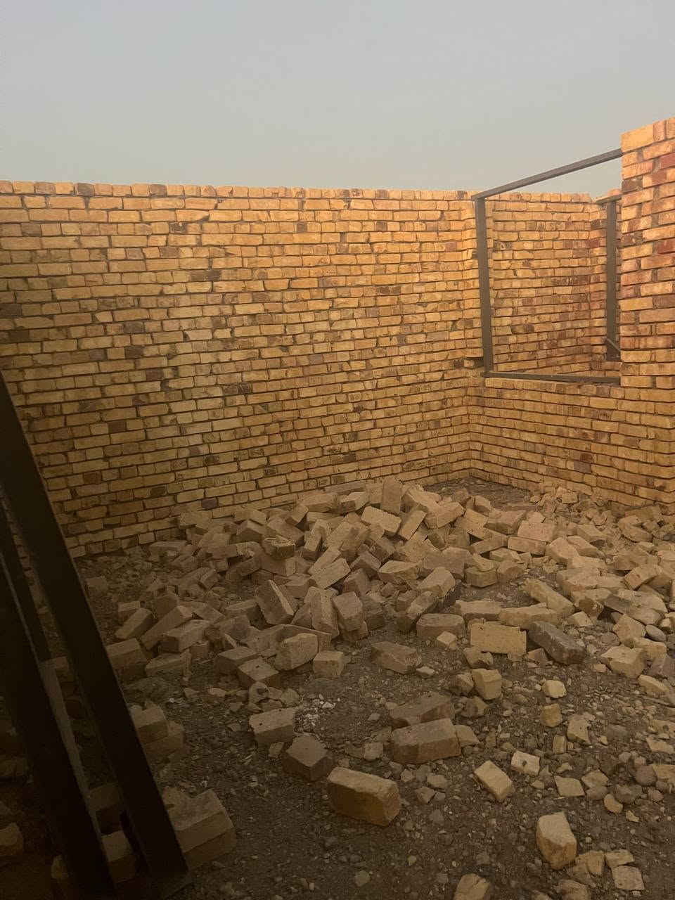 يالله السلام عليكم اخوان هيكل للبيع في حي المهندسين نهايت فرع اله عدت شوارع تجي منل شط وعله حي المعلمين المساحه 190متر يتكون غرفتين نوم مناور اثنين صاله وسعه مطبخ حار بارد استقبال صحيات اثنين وانتو ابكرامه وساحه سعره 42وقابل للتفاوض رقم المبايل ***********
