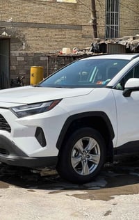 راف فور XLE • هايبرد • ٢٠٢٥