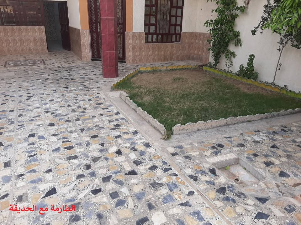 بيت كبير للبيع – الزعفرانية (خلف سوق الكبيسي) | طابو صرف
بيت طابقين بناء مسلح درجة أولى، نظيف جداً وجاهز للسكن.
المساحة: ٢٢٥ م²
الواجهة: ٨ م
النزال: ٢٨ م
الموقع: الزعفرانية / خلف سوق الكبيسي / محلة ٩٦٢
عدد الغرف: ٦ غرف نوم كبار جداً
التفاصيل الداخلية: صالتين + استقبال كبير + مطبخ + ٤ تواليت
الخدمات: كهرباء ثري-فيز + خط مولد شارع + إنترنت
الخارجيات: حديقة + طارمة طويلة تكفي سيارتين + شارع تبليط ورصيف عريض أمام البيت
السعر: ٣٦٠ مليون قابل للتفاوض للجادين بعد المعاينة
للاستفسار اتصال/واتساب: ***********
