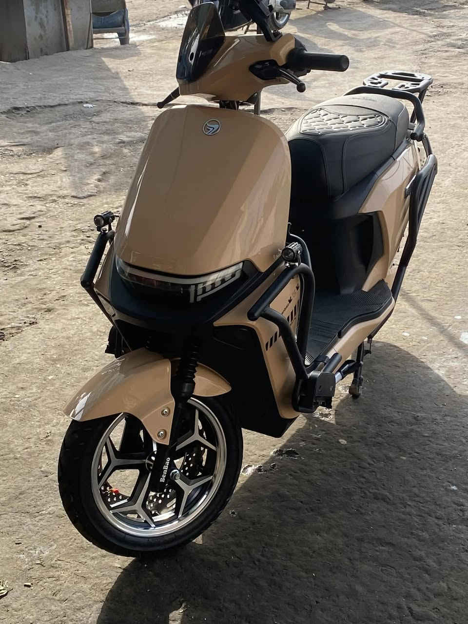 دراجة شحن جديده 6 بطاريات مكان تقاطع درويش للاستفسار *********** يجي ويا صندوك وسويجات ثنين وبصمه
