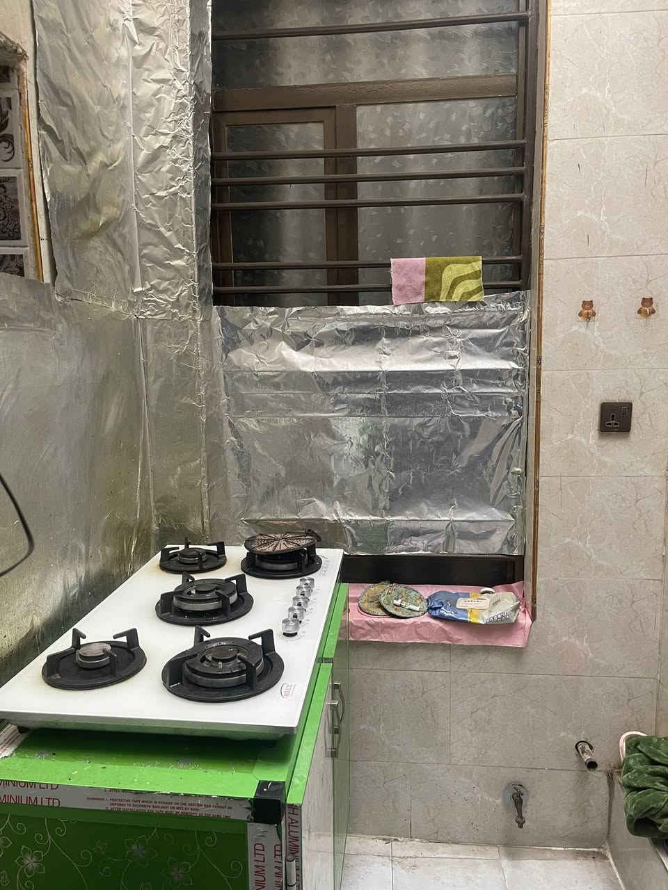 السلام عليكم 
دار للبيع المساحة 100متر الواجه 5 ونزال 20 
صاله ستة متر
حولي  سته متر  
غرفة حمام غربي شرقي 2/2متر 
مغسله غربيه تعليك 
مطبخ حار داخل المنور ومغلف  السقف 2/2 متر 
غرفه ارضي كبيره 5/4متر 
الطابق الثاني حولي كبير جداً 
غرفة النوم 6/5 متر 
سطح ناصي وسطح عالي على طول البيت 
المكان الصليخ الستميه بستان جزمي قرب مركز شرطة الصليخ عرض الشارع عشرة متر منطقه كاملة الخدمات الكهرباء جهتين تبليط جديد مجاري ومي وأنترنيت وطني البيت زراعي 

هاتف ***********
