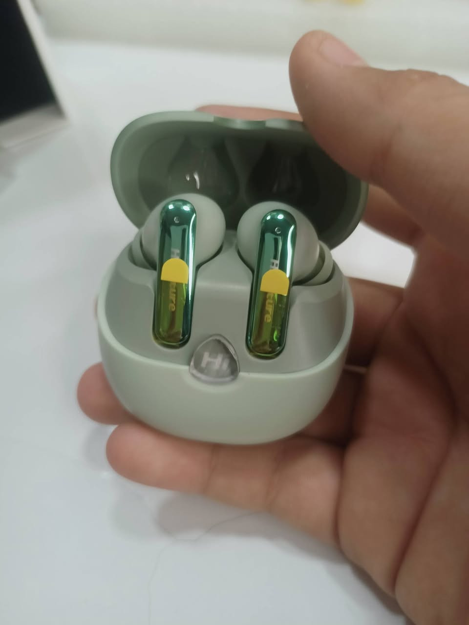 سماعه ايربود 
مميزات السماعه *
تقنية عزل الضوضاء (4MIC ENC): تحتوي على 4 ميكروفونات مدمجة مزودة بتقنية إلغاء الضوضاء البيئية 
(ENC)، مما يضمن لك إجراء مكالمات واضحة

عمر بطارية طويل: توفر السماعة وقت تشغيل يصل إلى 35 ساعة (مع علبة الشحن)، مما يجعلها مناسبة للاستخدام الطويل خلال اليوم

تتميز بتصميم مريح للأذن (Comfort Fit) لضمان الراحة عند الارتداء لفترات طويلة. 

تحمل تصنيف IPX5 لمقاومة الماء والعرق، مما يجعلها مناسبة للتمارين الرياضية والاستخدام في ظروف متنوعة

تحكم باللمس: تدعم السماعة أدوات تحكم باللمس تتيح لك تشغيل/إيقاف الموسيقى، الانتقال بين المسارات، الرد على المكالمات، وتفعيل المساعد الصوتي بسهولة.

اتصال لاسلكي متطور: تدعم تقنية Bluetooth 5.3، التي توفر اتصالاً أكثر استقراراً وسرعة في الاقتران مع تقليل التداخل

سعر مع أجور النقل (35)فقط

للطلب واتساب رقم ***********
