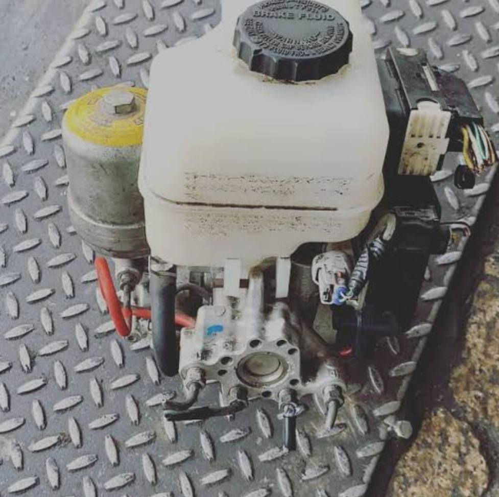 Welcome to Cyber Mechanic 
هنا عدنة ABS سيارة لاندكروزر برادو المهم تيوتا هذا جان مال زبون الصورة الأولى جابة بي مشاكل وحددنة المشكلة وين وأخذ واحد مال گصة مع مضخة جديده ومع الضمان وسعر جدآ جدآ مناسب تحياتي للجميع للتواصل ***********
