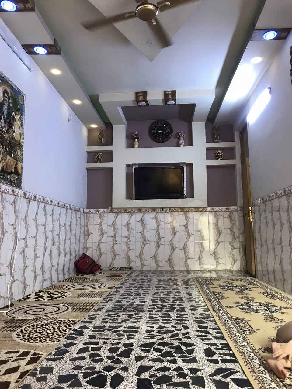 السلام عليكم دار للبيع في منطقة الاورفلي مقابل جامع المصطفى من جهةٍ شركة الانوار المساحة ١٥٠م الواجهة ٦م النزال ٢٥م طابقين الطابق الاول /گراج+استقبال+غرفةنوم+صالة +مطبخ حار ومطبخ بارد +منور+صحيات خارجية وصحيات داخلية                                         الطابق الثاني/٣غرف نوم+صحيات/سند مستقل/للاستفسار ***********@السعر ٢٥٠ نهايتة
