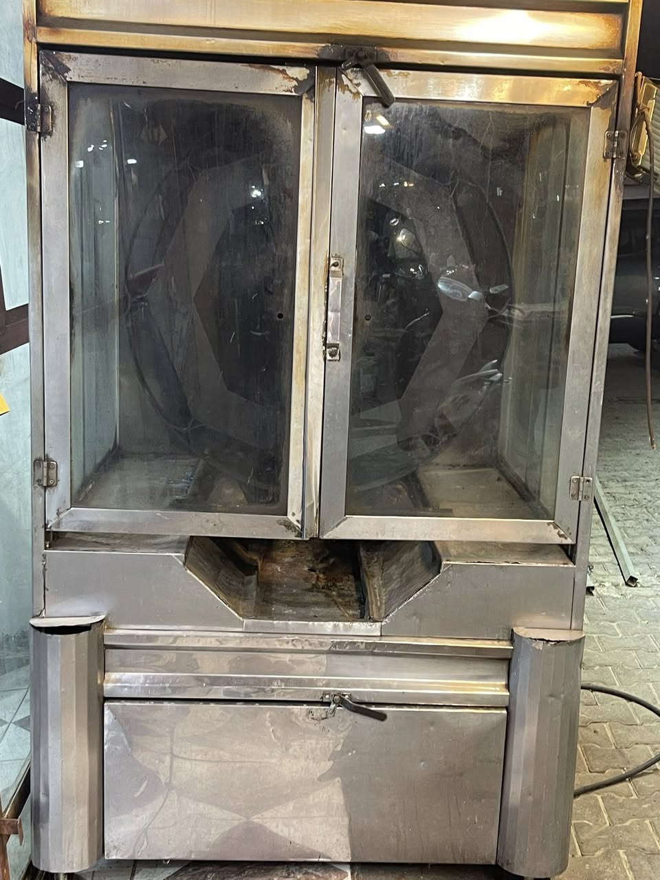 السلام عليكم اغراض مطعم كامل مشاوي كل لاغراض جديده مشتغله اقل لاسبوع

ثلاجه كامله مع الصمان 275 الف 

محمده وسط 14 قدم جديده ولا شخط 325 الف 

مجمده حجم 24 اكبر حجم بابين لك حته جامه موجود وياه والصمان 550 الف 

شوايه اجنحه وكباب جديده ستيل 250 الف 

حوض تمويع سل ستيل كبير 350 مع سنك

شوايه كبيره سل ستيل فحم وغاز 8 طباكات جديده استعمال قليل جدا سعره 900

شوايه جدجاجًمحشي ايضا نضيفه جدا سعره 350 

قاطع طوله 3.5 ارتفاع مترين مرتب سعر 150 

ميز سل ستيل ابو الحوض سعره 150 

نافوره داخليه 250 

ميز حطب هو والتانكي الفوكا 150

لاغراض كله جديده مكاني بغدا. المحموديه 

***********
