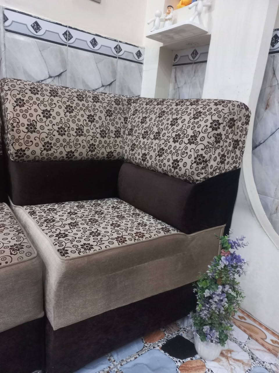 ديوان ٦ قطع  و٢ زوايا نظيف جدا السعر ٣٥٠ الف
عنوان قبله قرب البريد
 ***********

***********
