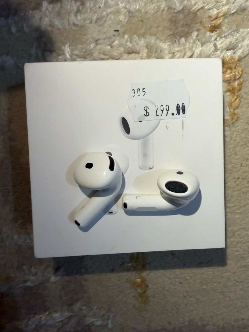 هاي AirPods الجيل الرابع (AirPods 4)
وبالضبط نسخة Active Noise Cancellation (عزل ضوضاء).

الدليل:
 • مكتوب: AirPods 4 with Active Noise Cancellation
 • يعني مو AirPods 3 ولا Pro، هذا جيل رابع نا
جديد.
مجرد مفتوحه من الكارتون خلي سعرك اذا عجبني اني ادخلك خاص لا تراسلني خلي سعرك بتعليق والله وياك


**إذا كنت صاحب هذا الإعلان وتريد حذفه لأي سبب، رجاءا أرسل رسالة إلى الدعم الفني**