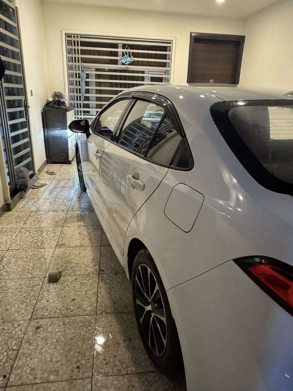 سلام عليكم كورلا هايبرد للبيع موديل 24 شكل الامريكي سيارة حلوة ونضيفة ماشية 67الف شادلهة انارة داخليهة شغل بلاد والسيارة على ايدي بيهة بارد بل جنطة اقل الاصبع وبيهة تكحيل بل دعامية الامامية وباقي مواصفات السيارة معروفة رادار امامي سياقة ذاتية بصمة فتحة السعر 145 وبيهة مجال وهذ رقمي       ***********
