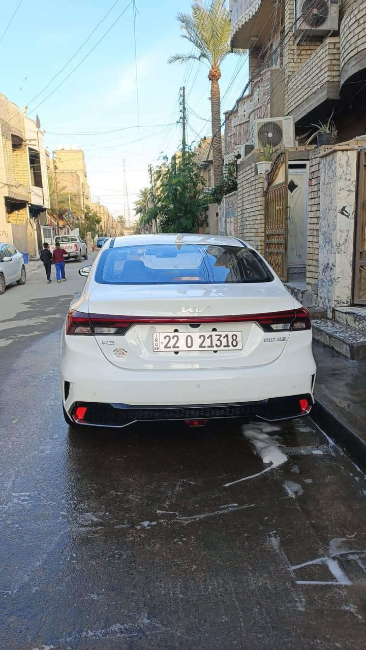 سلام عليكم كي ٣ موديل 2025 زيرو ماشيه الفين بيها لباب وشويه لجاملغ متروج مو طاب جوه السعر ١٤٢ وبيها مجال بسيط مكانها الشعب ***********
