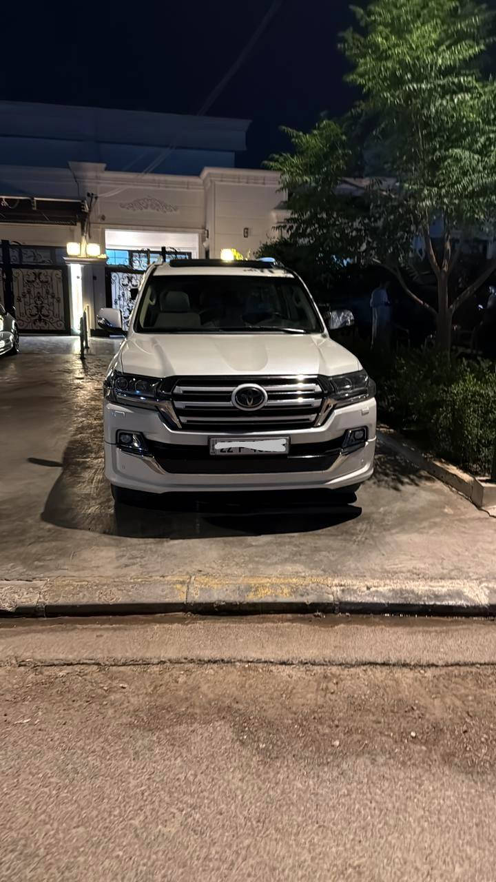 سلام عليكم لاندكروزر2017 للبيع فقط بدون مراوس رقم اربيل 
محرك 4700 
كامرة 360
ماشية 290 الف مسويلة صيانة بالشركة مال سيارة زيرو سعره (500)بيه مجال رقم التلفون *********** بغداد, العراق
