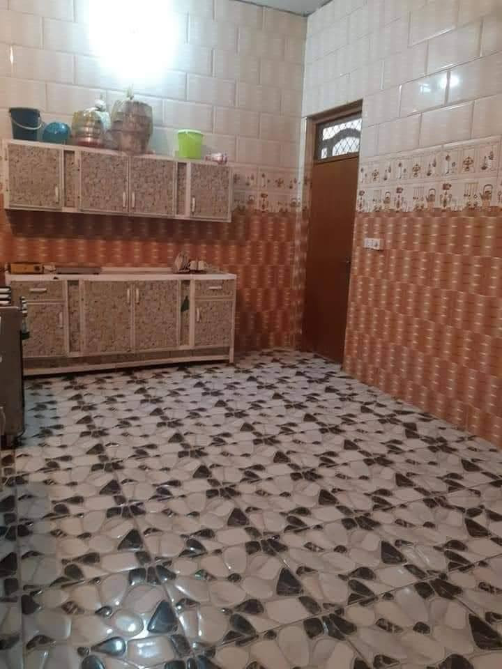 سلام عليكم
البيت البيع طابو صرف 
مساحه ((200))متر حي موظفين قرب سايدن جدد
البيت طابق ونص كله مسلح 
يحتوي طابق اول على
استقبال 
وصاله 
ومطبخ 
وغرفتين نوم 
وصحيات داخليه 
وصحيات خارجيه ومناور
طابق ثاني 
غرفتين نوم وصاله وصحيات كامله 
كل خدمات موجوده
سعر ((160))وبي مجال 
استفسار اتصل 
((***********))((***********))
اخوكم أبو عراق...
