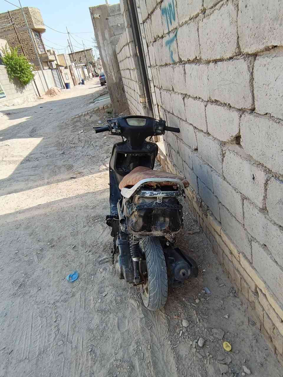 ابيع كوم حديد شغاله شغاله كفرات جاهزه ما عدا الجاملغ الخلفي... مكان ديوانيه حي الجامعه سعر 60.. الف   قفل قفل قفل قفل.. *********** ما متواجد نت... كفرات الصفاح صفر ولوجه ازرك... بدون كسور.... نقص جاملغ فقط خلفي
