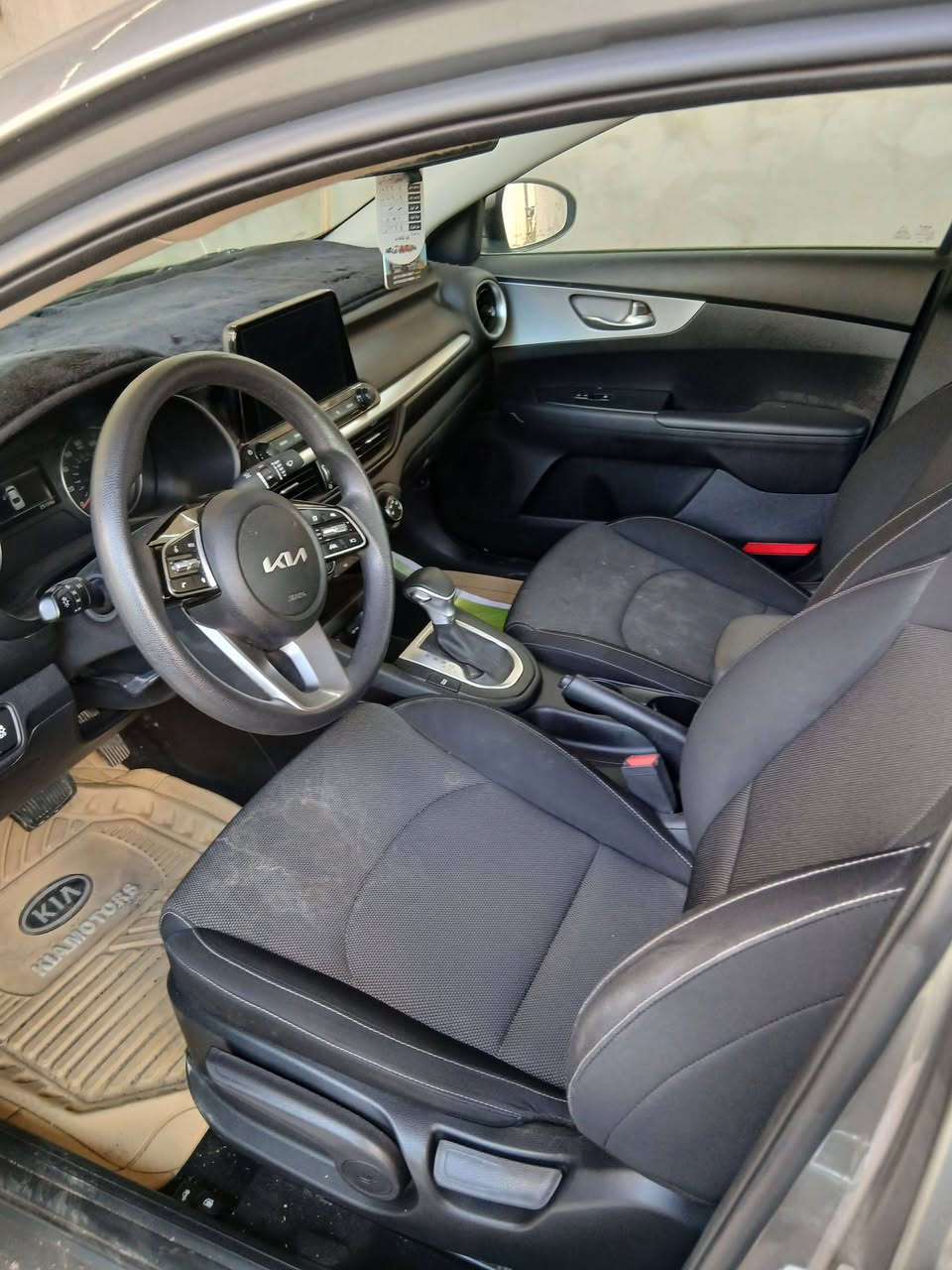 كيه فورتي ٢٠٢٢ اربيل بسمي ضررها جاملغ خلفي يسره والباقي مكفول ماشيه ٢٥الف وبيه مواصفات رادار خلفي أمامي جانبي وبعد بيه مواصفات السعر ١٦٧ وبيه مجال***********
