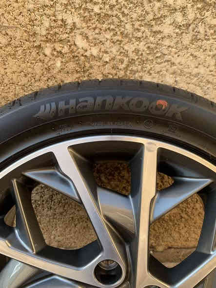 🛞 ويل الانترا 2020 مع الاطار
وكالة اصلي 
جديد ⭐️
ماركة الاطار : هانكوك
قياسات الاطار :
‏225/45R17 91W
بدون ضرر ✅
بدون رش ✅
متوزان 100% ✅
ممتاز لمن يريد تبديل ويل تالف او تحسين شكل السيارة شرط الفحص عند الشراء .
للاستفسار الاتصل على الرقم التالي : *********** ☎️
