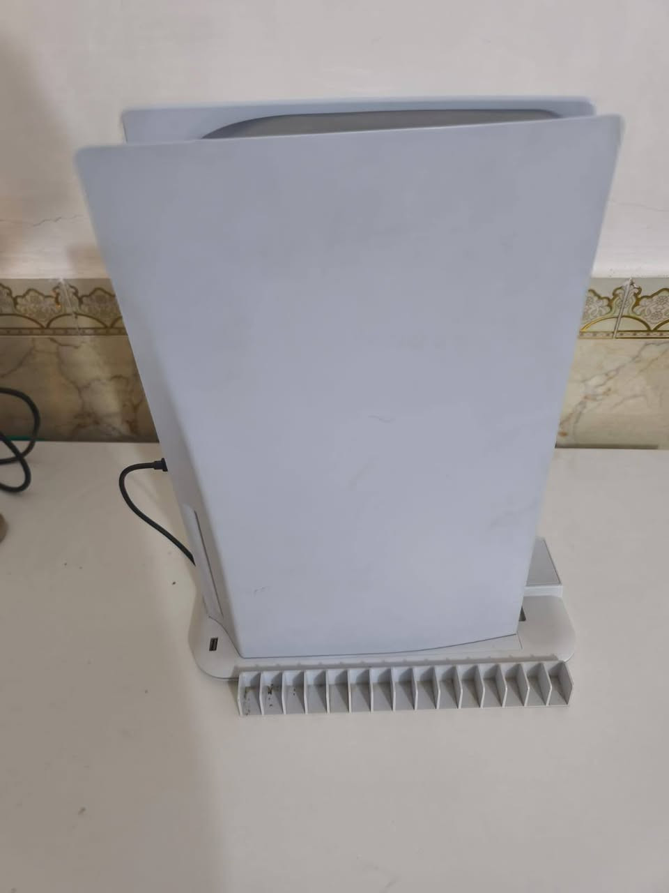 بلي 5 فات مستعمل نظيف بدون كارتونه كامل ملحقاته مع قاعده شحن و تبريد و ups 1500va وكيبورد وماوس و ماوس باد و ميز 
السعر 650 وبي مجال بسيط 
***********
