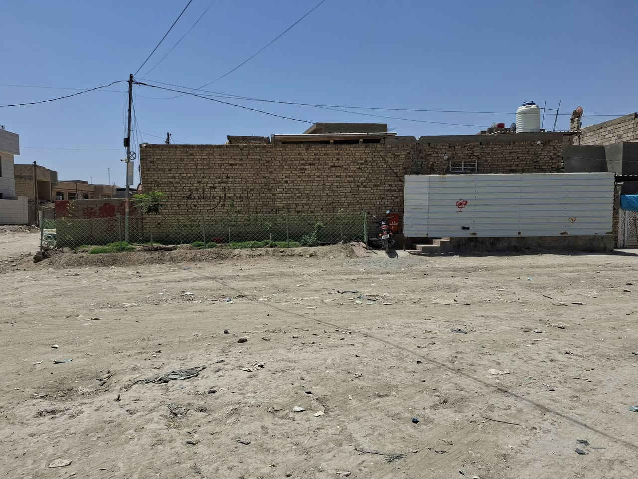 السلام عليكم بيت بناء قديم للبيع طابو صرف المساحه 300 واقع حال (ركن يقع على شارعين عرض الشارع 20 م ) وفيها اثنين مشتملات حديثه الاول كامل والثاني هيكل مطل على ساحه كبيره العنوان شارع60 خلف المستشفى التركي ولم يسحب عليه اي قرض(***********)
