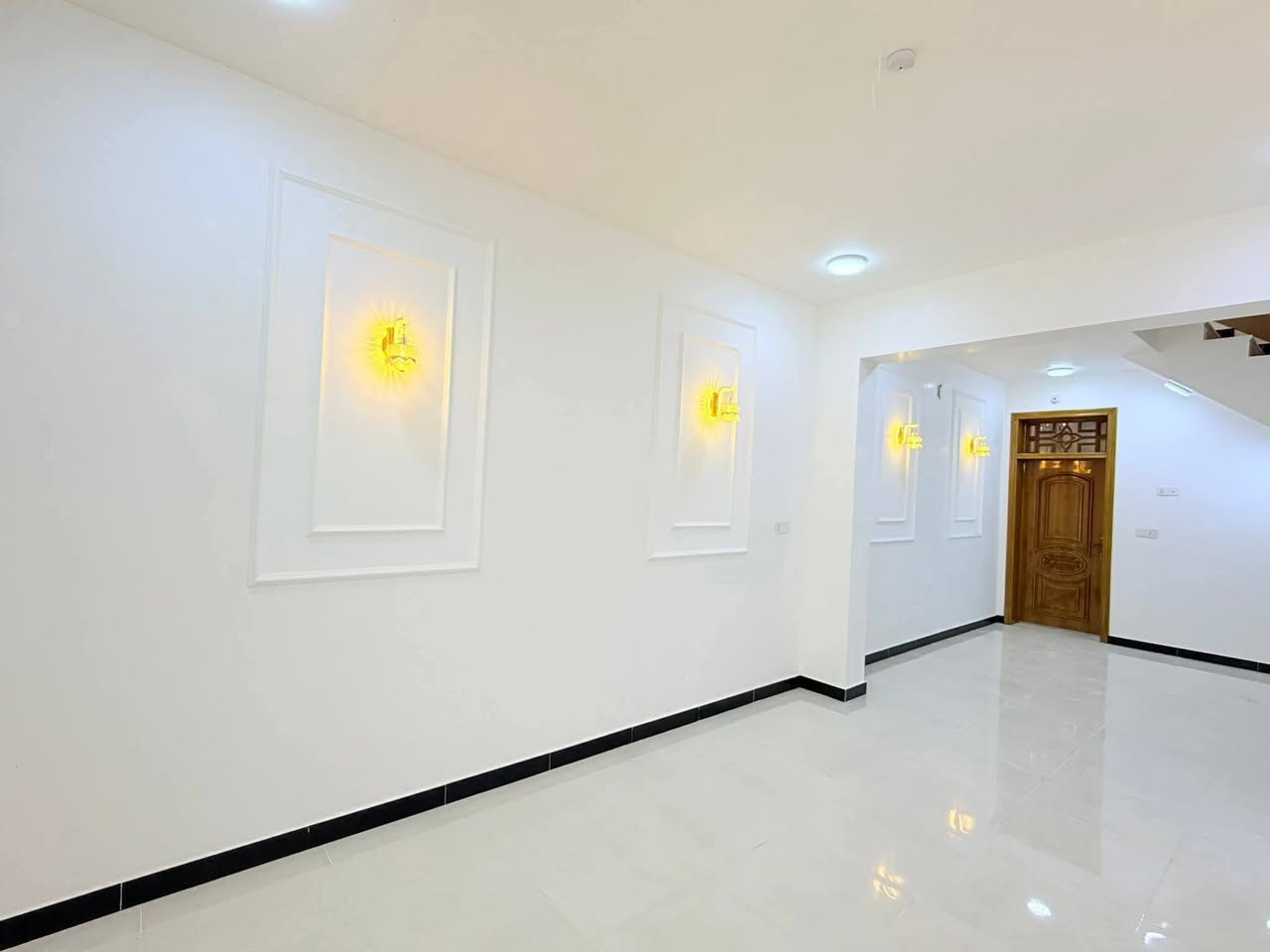 للبيع بيت 100م حي النداء قرب دفاع مدني بناء جناي درجه اولى سعر 75 صب كونكريت ***********
