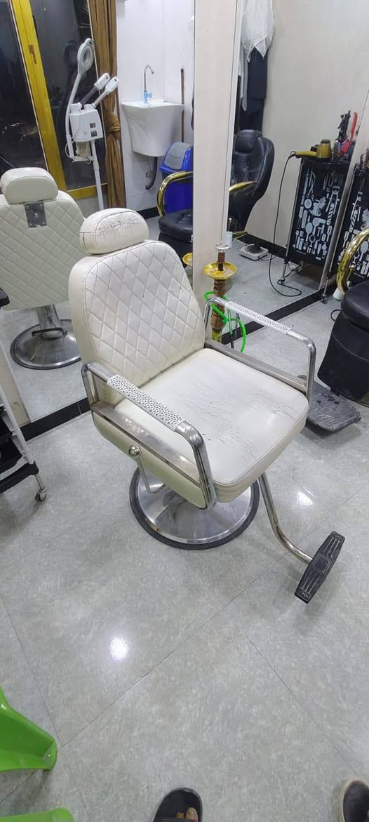 كراسي حلاقه للبيع الابيض نضافته وسط والكرسي الاسود نضيف كلش للبيع ثنينهن 300 وبيهن مجال العنوان بصره زبير ***********
