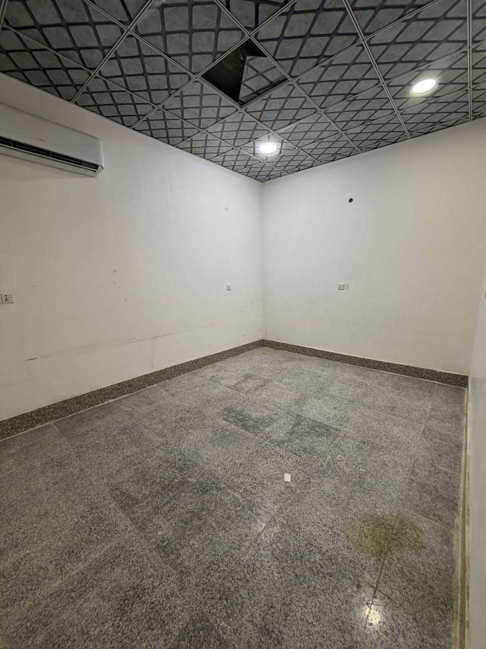 شقة للأيجار ( 350 سعر نهائي )
*تفاصيل الشقة [ طابق ارضي ]
﻿•مطبخ 
﻿﻿•صالة
﻿﻿•غرفتان
﻿﻿•صحيات
•منور
الموقع:-
(ام الخيل الثانية قرب الكلية التربوية المفتوحة ،
الفرع المقابل لمندي حضرموت )
للأستفسار التواصل مع الرقم
***********
