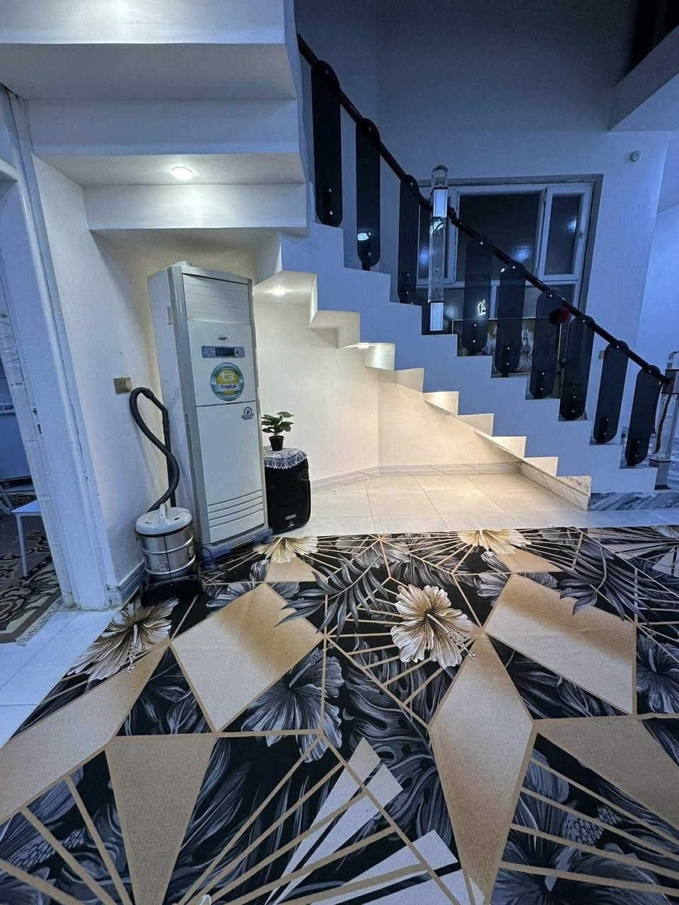 السلام عليكم للبيع بيت طابو صرف بناء حديث سنة 2025 مساحته 257 م طابقين يحتوي على 4 غرف نوم وصالات وهول ومطابخ حار وبارد عدد 3 وصحيات عدد 4 والطابق الارضي نفس الطابق الاول علماً مواد البناء كلها درجة أولى في حي الضباط الاولى مقابل سنتر الاسعار للأستفسار الاتصال على الرقم ***********
