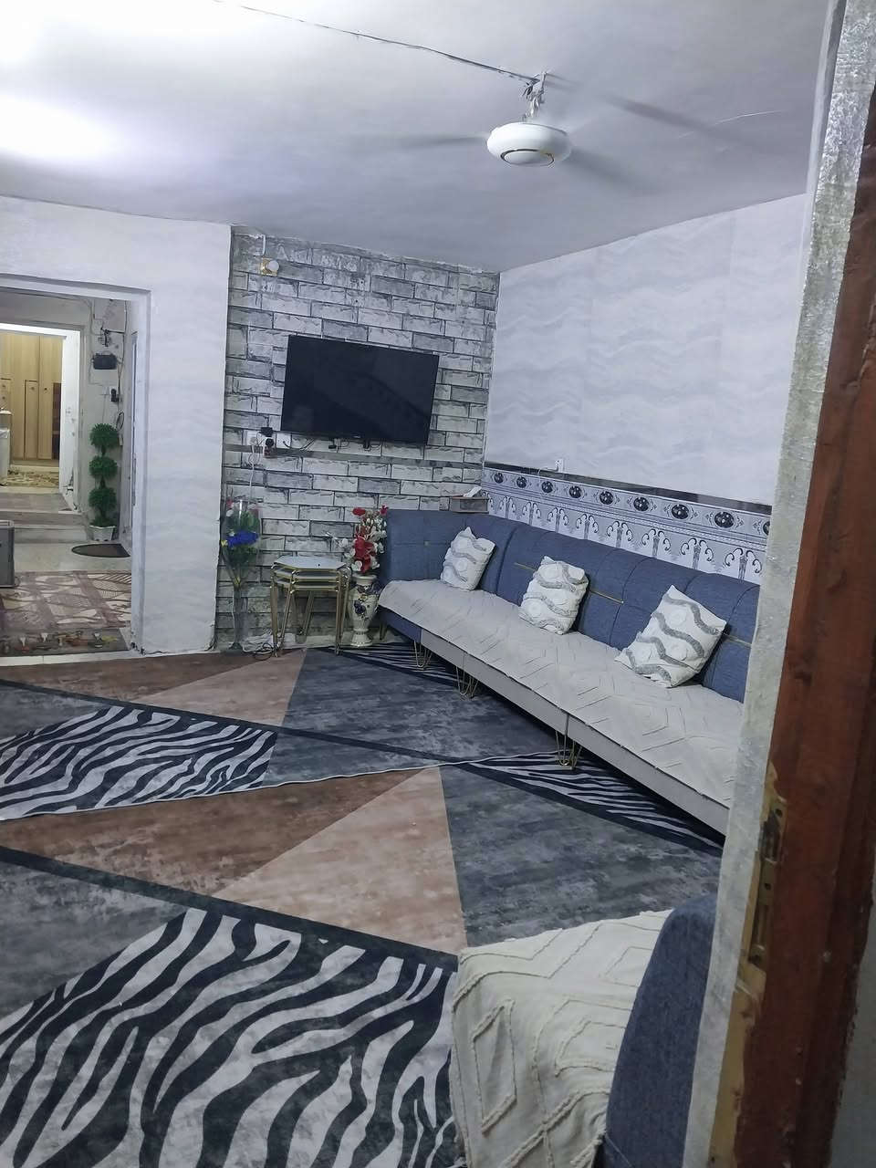 السلام عليكم بيت للبيع نصف قطعه شرك طابق ونص نظيفه جداوامستعجل على البيع  مساحه٧٢متر قطاع ٧٤ قريبه جداعلى شارع سوق العوره السعر٨١وبيها مجال قليل وتحتوي على غرف نوم عدد٢ واستقبال ومطبخ وحمام وتواليت اتصال على الرقم***********
