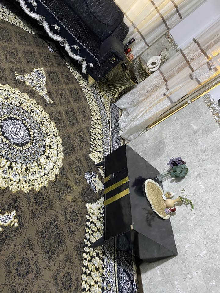 ديوان عشر مقاعد وميز بلازما وطبلة وسطية مع المفارش للبيع العنوان الدورة للاستفسار على الرقم ***********
الميز بعد بي رفوف تعليك شايليهن
