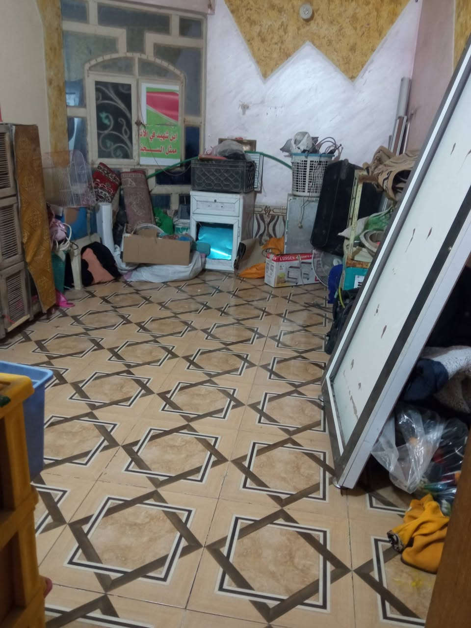 غرف عدد 2
صاله عدد 2 

ستقبال ومطبخ

حمامات عدد 2 لبيع ملحق مكرمه 100متر

***********
