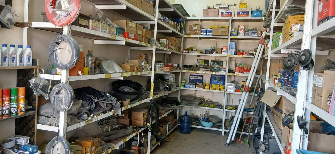 محل بيع أدوات احتياطية لسيارات ( كيا ، نيسان،  فتون ) للبيع لعدم التفرغ والكائن في المنطقة الصناعية في العبيدي مقابل بانزين خانة العبيدي بالقرب من جامع العبيدي. المساحة ٢.٥ م × ٧ م للاستفسار والسعر الاتصال على الهاتف( *********** ).
