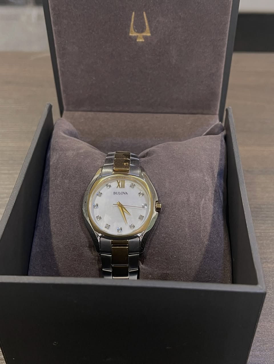 ✨ أناقة ناعمة بتفاصيل فاخرة ✨

ساعة نسائية بتصميم أنثوي راقٍ، تجمع بين اللمعان الهادئ ولمسة الفخامة الكلاسيكية… خيار مثالي لكل سيدة تحب التميز.

🔹 القياس: 32 مم
🔹 المينا: صدف طبيعي لامع مع مؤشرات كريستالية براقة
🔹 اللون: تو تون (فضي × ذهبي) أنيق
🔹 السوار: ستيل فاخر متناسق مع التصميم
🔹 الحالة: جديدة بالكامل – غير مستخدمة

قطعة راقية تضيف لمسة فخامة هادئة لكل إطلالة 💫

للحجز أو الاستفسار مراسلة الخاص 📩

#ساعات_نسائية #ساعة_فاخرة #تو_تون #مينا_صدف #أناقة هدايا_فاخر


**إذا كنت صاحب هذا الإعلان وتريد حذفه لأي سبب، رجاءا أرسل رسالة إلى الدعم الفني**