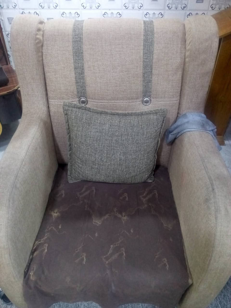 السلام وعليكم تخم عشر مقاعد مودرن ستعمال خمس تشهر 300وبي مجال مكاني الدوره حي دجله هاتف ***********
