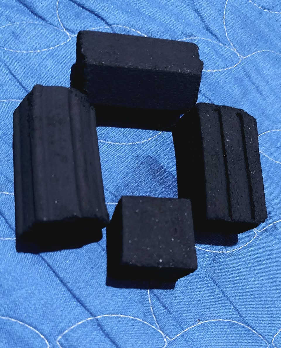 السلام عليكم 
بعون الله تعالى تم وصول فحم البركان 
فحم اندنوسي لا ريحة لا غاز لا صداع 
ولا يغير طعم مدة اشتعال طويلة 
وهاي الاشكال المتوفرة 
للاستفسار التواصل عله الخاص 
***********
