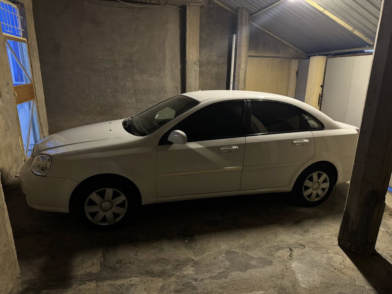 السلام عليكم 
بيع او مراوس 
بيها ضربة بالهلال الخلفي من الاسفل وصاعدين بالصبغ على الجاملغ والباب صفحة الصدر 
اوبترا 2011 خليجي شركة عامة ماشية ٢٦٠ الف مبدل محرك جديد قبل شهر طابوگة راديتر جديد تخم تاير جديد دسكات جدد راديتر ودبة وقبق جدد باتري جديد واير بلك جديد 
ضفيرة السيارة بلاد 
غرفة السيارة بلاد 
 السيارة بيها طرگة بالصدر بس مابيها مشاوط وجويتر عاطل بس تمشي طبيعي بس بالتبريد ينزل الرون 
تبريد ثلج + تتفئة  
السيارة جديدة جداً سبير الشركة بيها 
السعر 84 قابل للتفاوض 
رقم الهاتف *********** متوفر واتس اب
 مكاني بغداد
