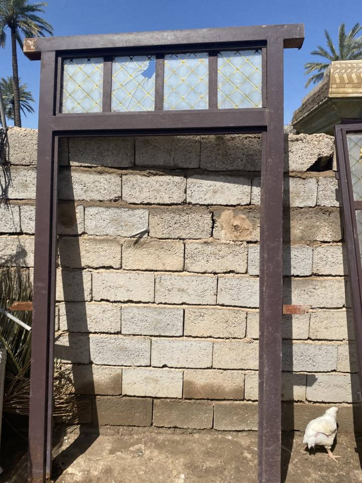 السلام عليكم باب للبيع  ارتفاع 260سم وعرض 140سم مثل ما موضح بالصوره شكله نضيف الشراي يتصل ويتدلل 
***********
