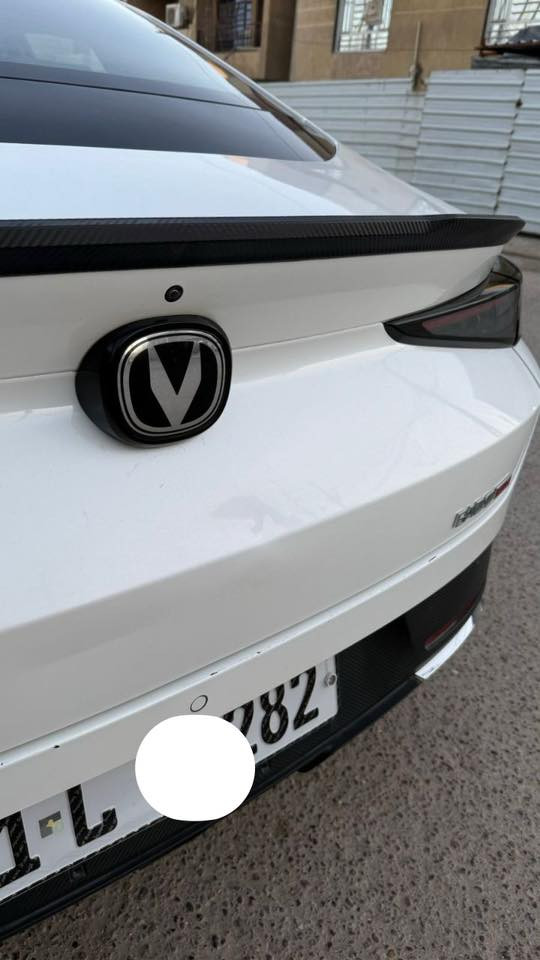 السلام عليكم من رخصة الادمن سيارة للبيع شانجان ايدو بلس 2025 فول مواصفات رقم بغداد تحويل مباشر 
عارضها ب 22 مليون و 300 الف وبيها مجال حك الجية والسيارة كفالة على وضع الشركة للتواصل *********** مكان بغداد .

القوة: 178 حصان.

عزم الدوران: 300 نيوتن متر.

ناقل الحركة: أوتوماتيك مزدوج القابض (DCT) بـ 7 سرعات.

استهلاك الوقود: 18.4 كم/لتر.

سعة خزان الوقود: 51 لتر.

التصميم الخارجي:

جنوط ألومنيوم قياس 18 بوصة.

مصابيح أمامية وخلفية LED.

مرايا جانبية كهربائية الطي والضبط مع إشارات LED.

مقابض أبواب مخفية.

المقصورة الداخلية والتكنولوجيا:

شاشة نظام ترفيهي مقاس 13.2 بوصة (في بعض الفئات) أو 10.25 بوصة.

لوحة عدادات رقمية.

مقاعد جلدية.

نظام آبل كاربلاي وأندرويد أوتو.

فتحة سقف بانورامية (في الفئات العليا).

الأمان والسلامة:

نظام تثبيت السرعة المتكيف (ACC).

كاميرا رؤية بانورامية 540 درجة.

نظام فرامل مانعة للانغلاق (ABS) ومساعدة الفرامل (BA).

نظام الحد من مغادرة الطريق (RDM).
