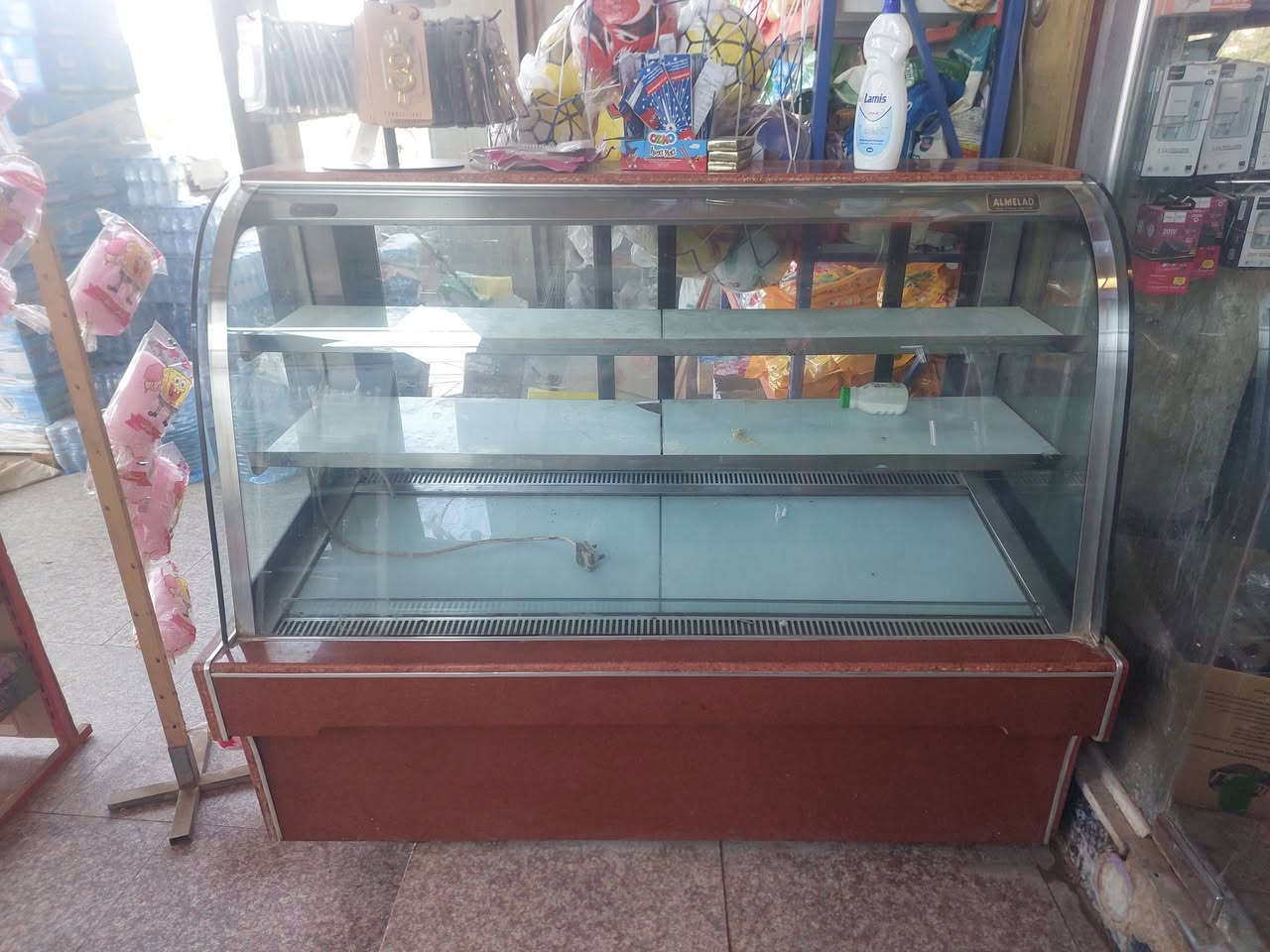 براد كيك للبيع 
سلام عليكم  متاح للبيع 
براد عارضه كيك 
جديد بعده وكامل مكمل مابي اي عطل ولا اي عيب 
مكاني بابل المسيب سعره ٦٠٠ الف للعلم ماخذه ب٢٧ ورقه 
للاستفسار الاتصال على الرقم👇👇 ***********
