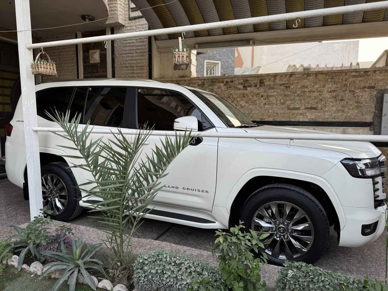 السلام عليكم للبيع لاندكروزر 2023 ساز اصلي رقم سليمانية ماشي 42 الف حقيقي مكينة 4000 تنفس طبيعي 

سيارة ساز اصلي تطبيق 3 شاشات حتى الإدامة مالتها كلها بالشركة سيارة كل عدتها موجودة السماعات وبصمات عدد اثنين  

سيارة بيها باج تضليل من المرور قبل أسبوع مسوينا وكذالك هزة جديدة 

سيارة مكفولة كفالة عامة من الصبغ الفتح البارد التبديل الخدوش حتى الدعاميات مكفولة من الفتح و الصبغ 

مواصفات السيارة 5 بصمات فتحة  صندوق خلفي كهرباء كشنات الامامية كهرباء كشنات جلد 7 راكب 3 قطع تبريد كشنات الامامية تدفئة كامرة خلفية مري قلاب حساسات امامية خلفية جانبية تشغيل عن بعد فوريل 3 شاشات اصل وباقي المواصفات المعروفة 

مكان السيارة بغداد 

رقم الهاتف ***********
