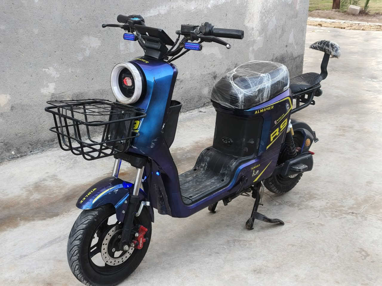 السلام عليكم دراجه شحن R9 للبيع دراجه نضيفه بل جيس موديل 2025 بطاريات بل جدد كلش نضام باركP سرعه 99 حقيقي 70
ملف 1500 سعر 450 وبيه مجال 
عنوان بغداد جسر ديالى الجديد
رقم *********** بي واتساب
