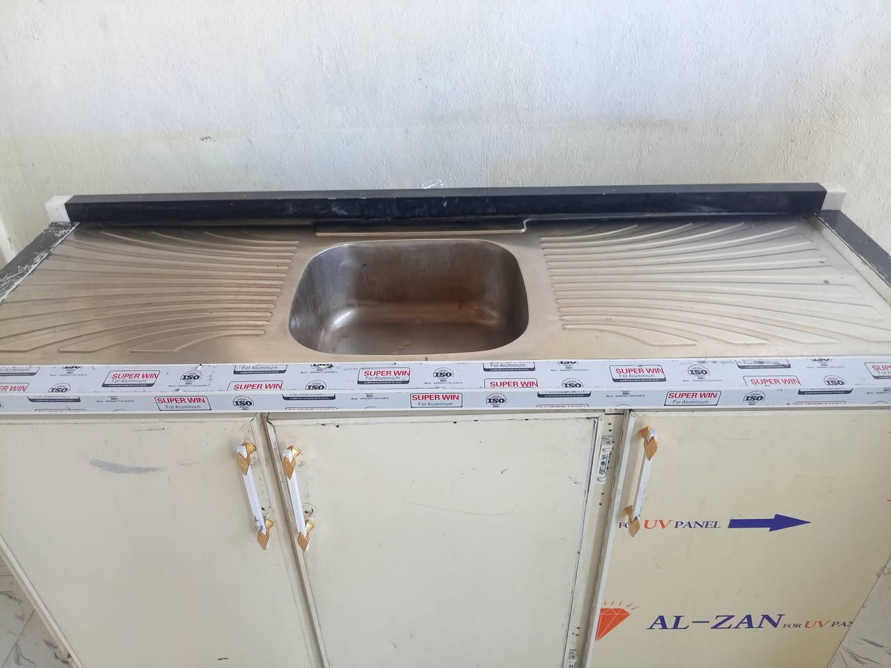 سلام عليكم  
سنك الببيع نضيف بسعر مناسب متر ونص
 ***********
