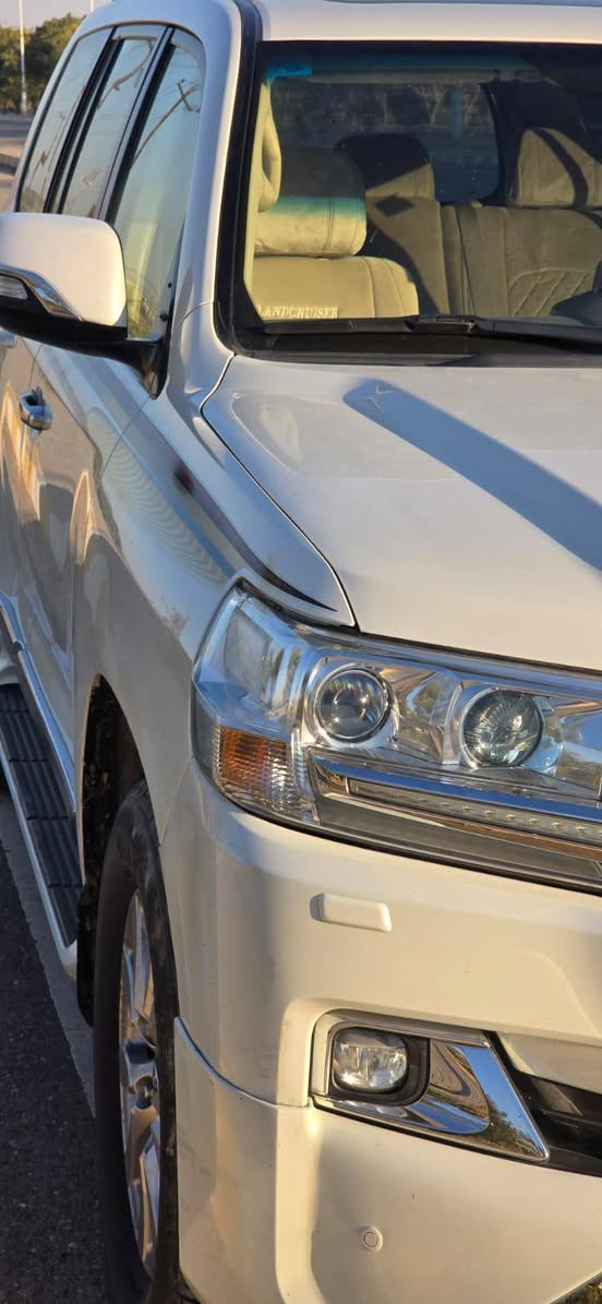 لاندكروز 2017 فطيم اصل فول 1/1 
السياره جديده بمعنى الكلمة استخدام شخصي ☑️
-مكفوله كفاله عامه ماشيه ٧٦ ألف حقيقي 
-مري قلاب + شفط 
-فتحه سلايت 
-زراك لايت ، لايت زنون 
-4 كامرات 
-كشنات جلد اصلي كريمي 
-دبل كشن كهرباء , كشن السائق 3 دكم
-8 ايرباك 
-تشغيل عن بعد 
 مدوشمه جديد
-دبل ماوس 
-فول تحكم 
-7 راكب 
-3 قطع تبريد 
-محرك ٦ سلندر
-فورويل دفع رباعي 
-حساس اصلي ( أمامي ، خلفي ) 
-ويل 18 تخم تاير دلوب جديد وسبير منازل. 
-رقم بغداد بسمي تحويل مباشر
-عدتهه سبيرهه غراضهه كلهن مامستخدمات 
-السياره بشرط محرك كير صدر كلهه بعدهه عل وضع الشركه

💰السعر ٤٧٥$ وبيهه مجال للطيبين
مكان السيارة :-صلاح الدين الدجيل *********** وتساب *********** مراوس حسب القناعه
