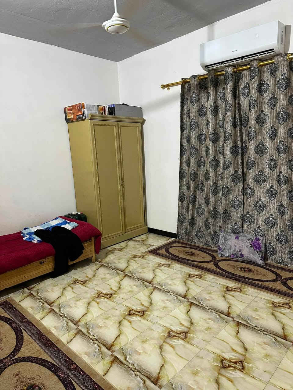 بيت سكني منطقه الدجين قرب شارع حجي كشكول بالوفه الي قرب منفذ الطاهره بيت نضيف ومرتب كلش يحتوي على غرفتين +صاله+مطبخ+استقبال +طارمه كبيره +صحيات ،،المساحه ٢٢٤،،،السعر ٧٨وبي مجال بسيط التواصل على الرقم ***********
***********
