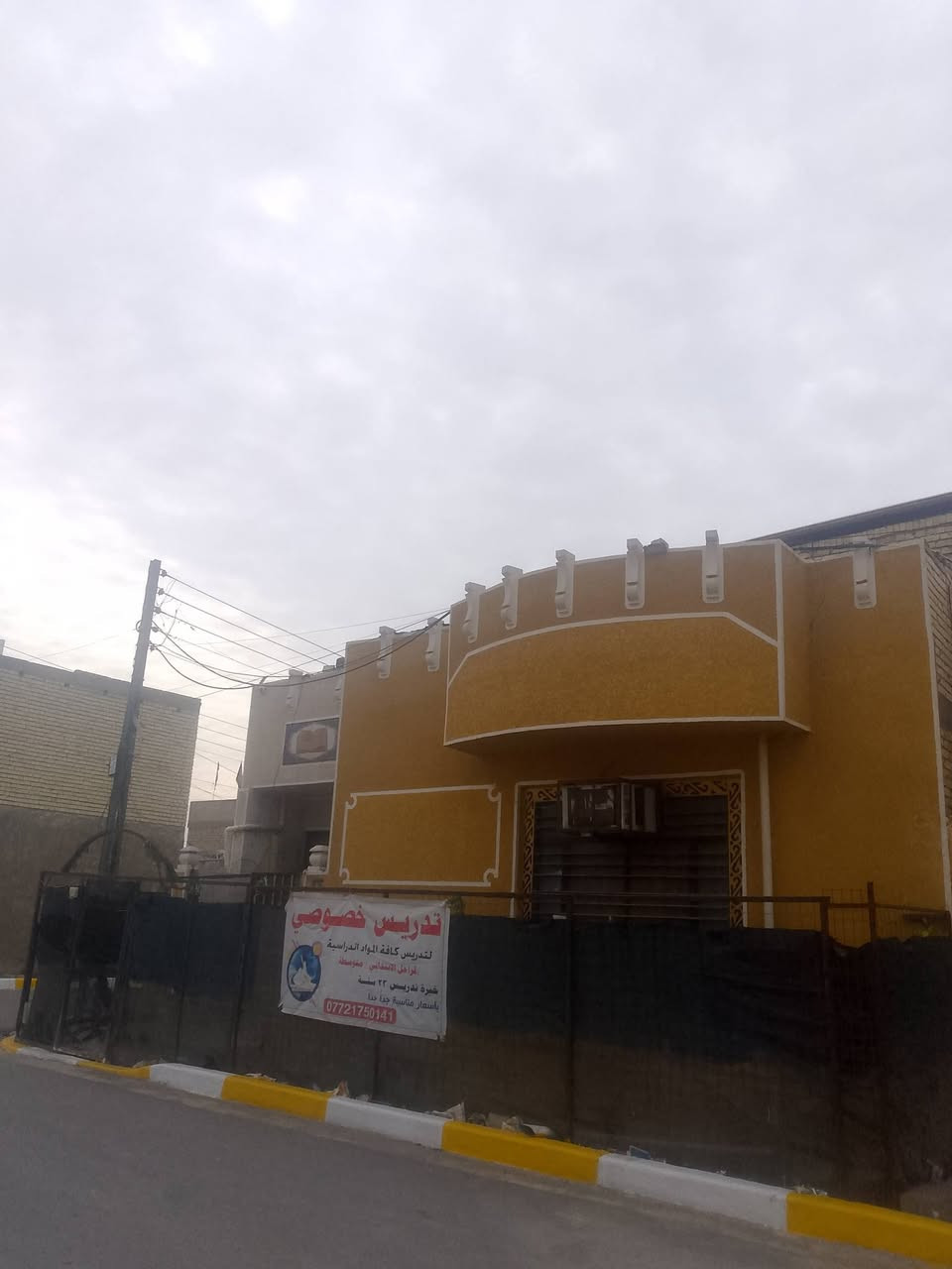 بيت للبيع ركن ١٠٠ مربع يصلح مشتملين بي ٣ غرف نوم وحمامين ومطبخ واسع واستقبال وحديقه  عنوان شارع أبو سمير بضهر مدرسه شهيد عماد *********** مطلوب قرض اسكان باقي عليه ٢٣ كل شهر ٢٠٠  السعر ٩٠ والقرض عل مشتري وبي مجال في الحسينيه راشديه بناء حديث سيراميك سنه ٢٠٢٣
