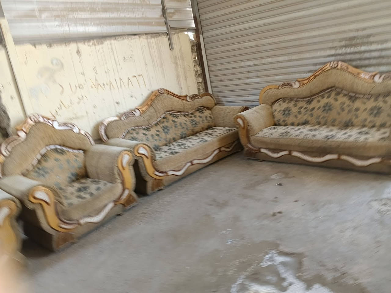 تخم عشر مقاعد تسكام وغراض للبيع بسعر مناسب العنوان بابل الحمزه الغربي الحي العسكري الاستفسار ***********
