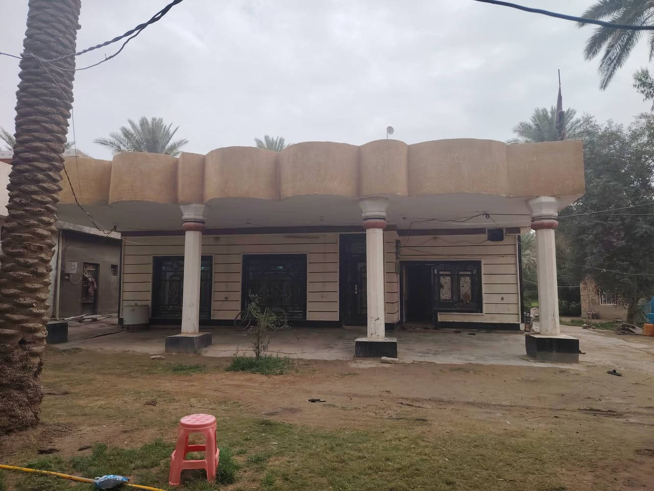 يالله كاع للبيع دونمين بيه تلث بيوت خدمات متوفره مي وكهرباء وعل الشارع
***********
